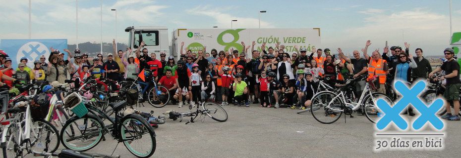 30 Días en Bici: Alegres ciclistas en Acuario de Poniente (Gijón)