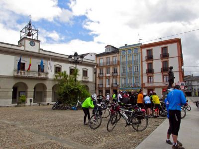 Cicloturistas en el Ayuntamiento de Vegadeo
