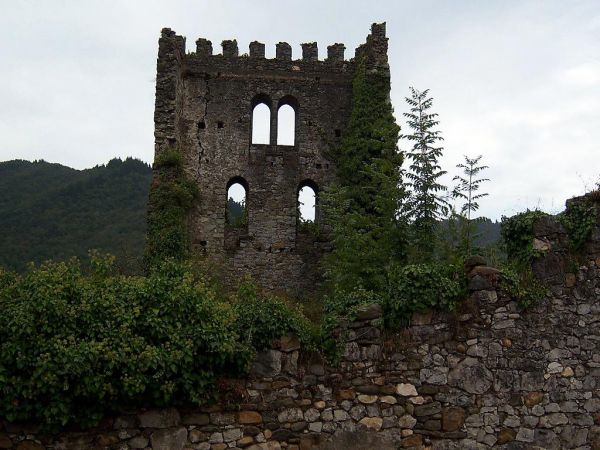 Castillo de Soto de Aller. Restos de la muralla y torre