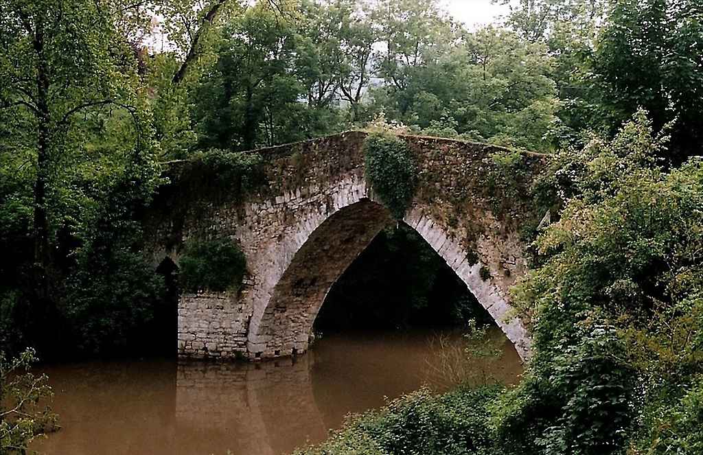 Puente del bajomedievo en Brañes