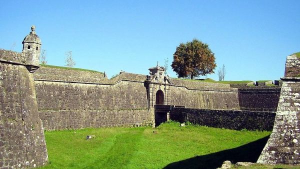 Detalle de las Portas do Meio y el foso de la fortaleza de Valença do Miño