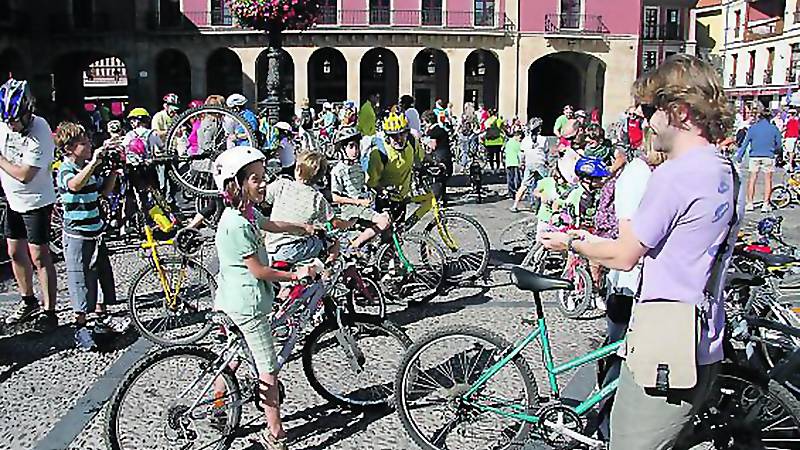 Numerosos cicloturistas esperan en la plaza Mayor a que comience la marcha ciclista