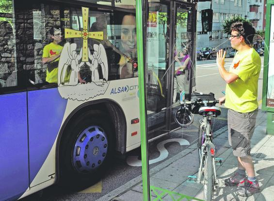 Carlos Tejo intenta subir con su bici al autobús en la calle Calvo Sotelo.