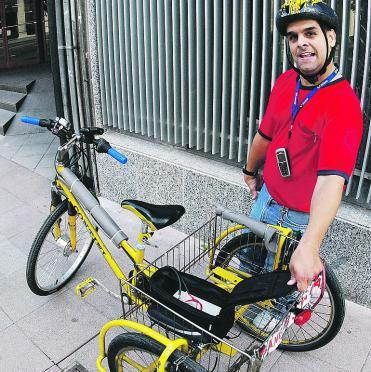 Fernando Cabricano, con su triciclo eléctrico.