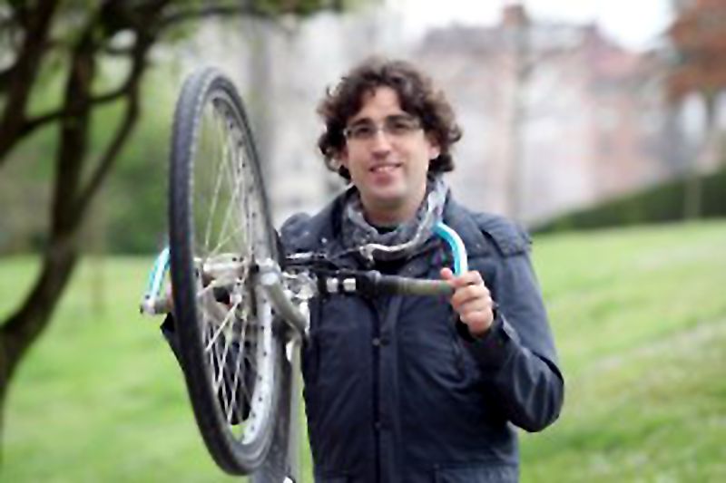Carlos Tejo, siempre con su bici :: Foto de Alex Piña