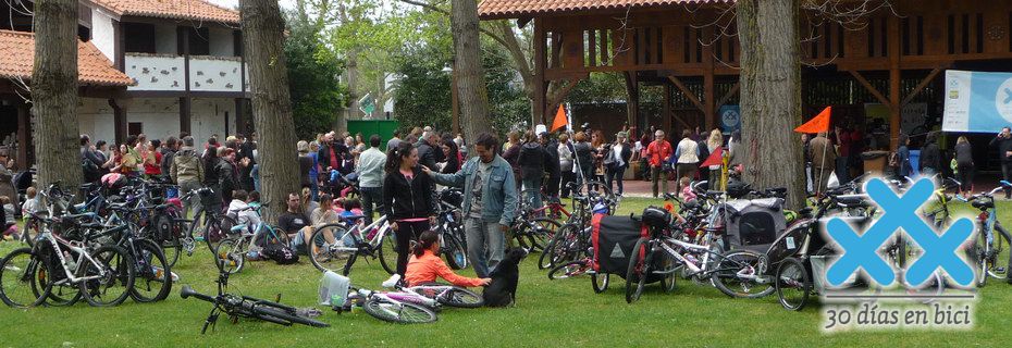 30 Días en Bici: Alegres ciclistas en el Museo del Pueblo de Asturias (Gijón)