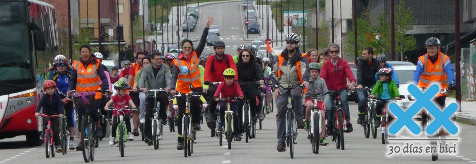 30 Días en Bici: Alegres ciclistas por las calles de Gijón