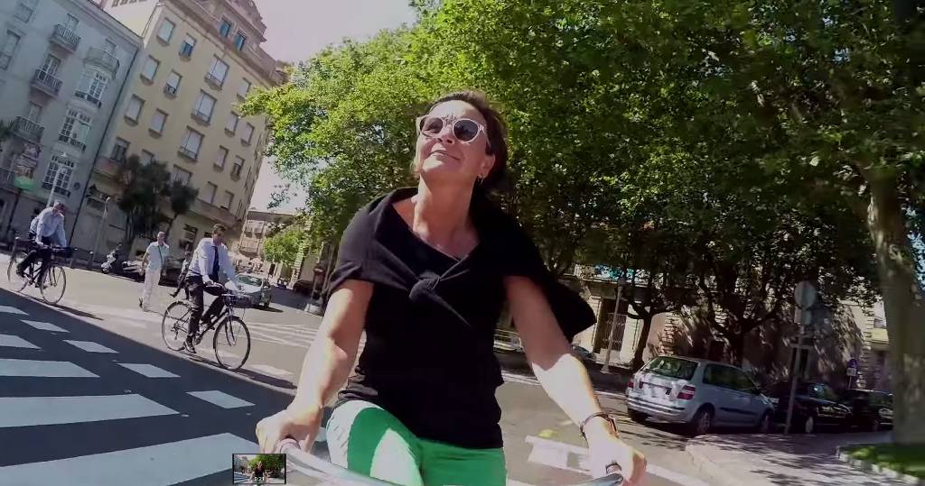 La alcaldesa de Gijón se sube a la bicicleta para promocionar el nuevo carril bici