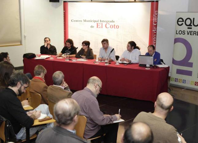 En la mesa, por la izquierda, Manuel Hernández, Rafael Fernández, Sonia Puente, Juan Ignacio González (representante de Equo), Daniel Fernández (portavoz de Compromisu) y Fernando Vega