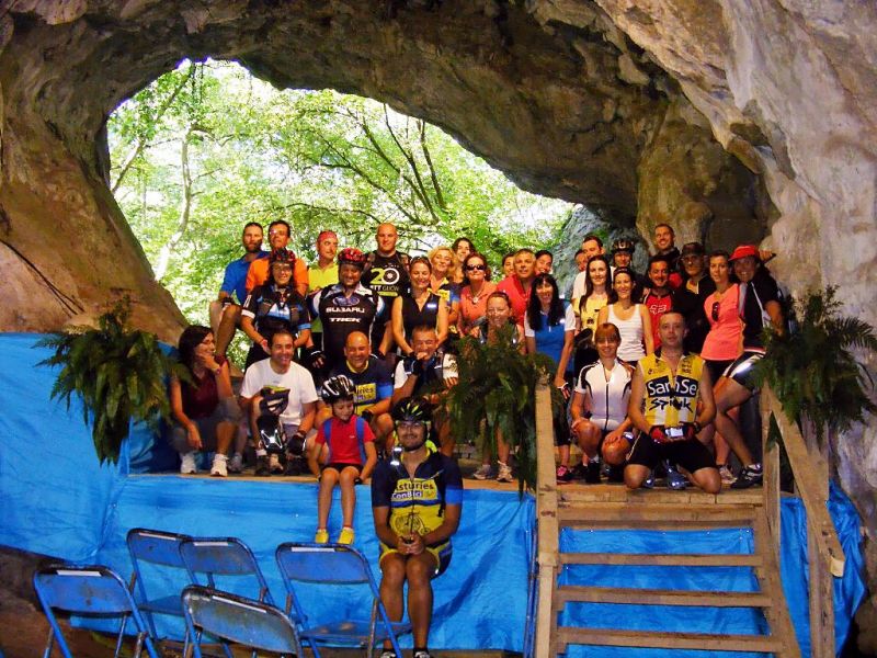 Foto de grupo en la cueva de San Pedrín de Nárzana