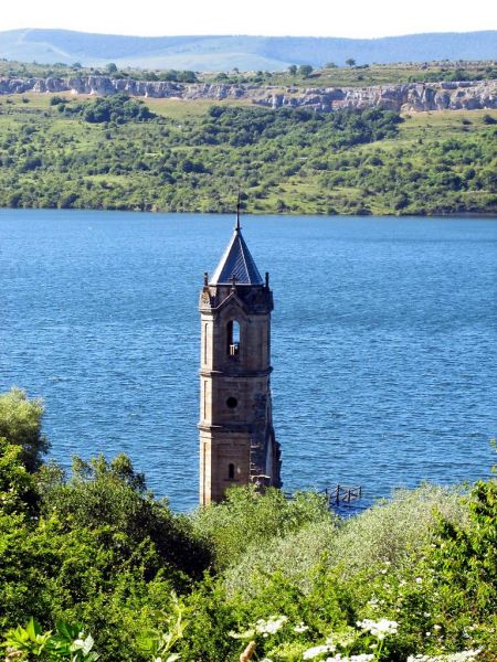 Torre de la iglesia de Villanueva de Las Rozas, visión romántica de lo único que queda inundado por el embalse del Ebro
