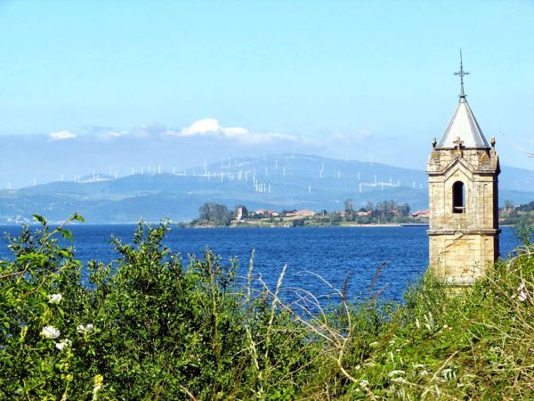 Torre de la iglesia de Villanueva de Las Rozas, visión romántica de lo único que queda inundado por el embalse del Ebro