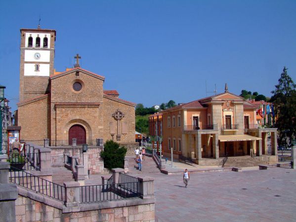 Ayuntamiento de Nava y la Iglesia de San Bartolomé