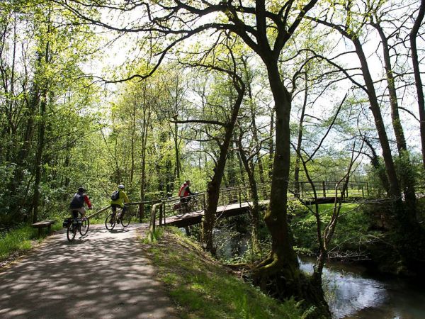 Cicloturistas de Lieres a Pola de Siero, por los puentes de la Senda Fluvial del río Nora