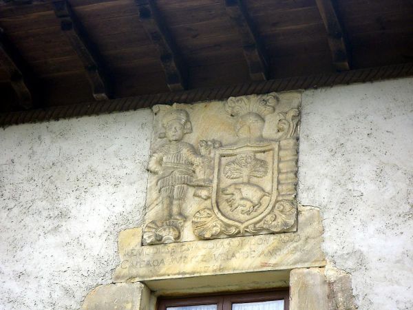 Detalle del escudo de Los Nava en el conjunto Casona y Ermita de Los Careaga, Xenra (Bimenes)