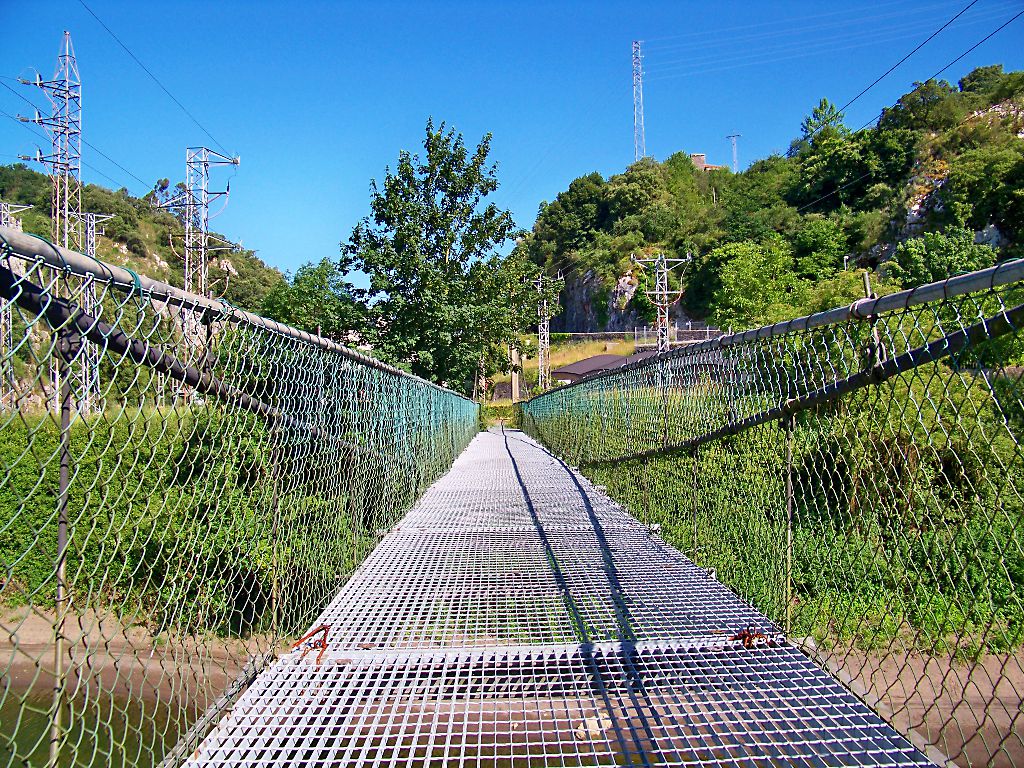 Puente colgante entre la Hidroeléctrica de Priañes y Santa María de Grado