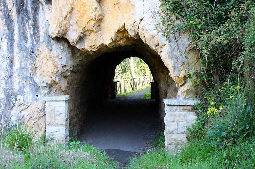 Túnel excavado en la roca a pico y pala en la senda de Priañes