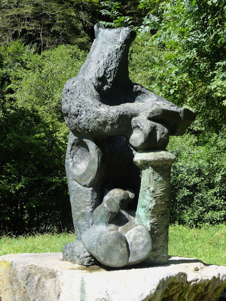 Escultura en homenaje al oso pardo y a Paca y Tola. Tuñon