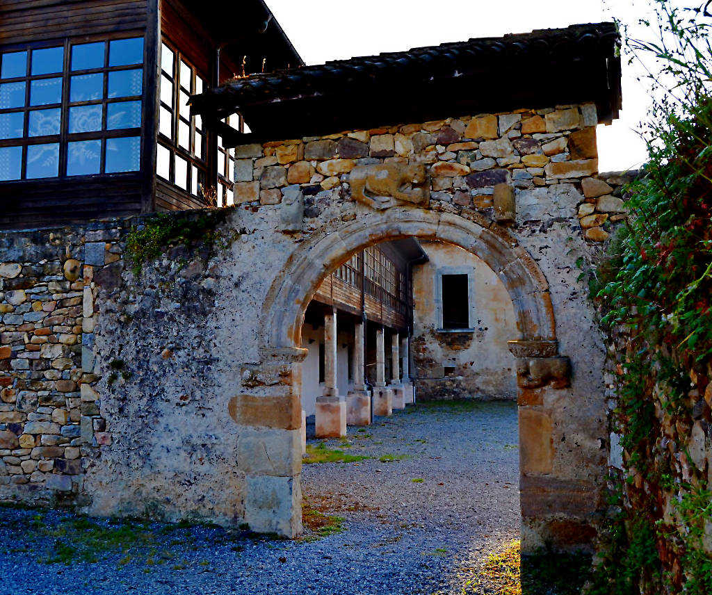 patio interior del monasterio de San Salvador de Cornellana