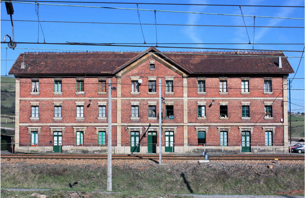 Les Casones, antigua residencia de empleados ferroviarios, Villabona, Asturias