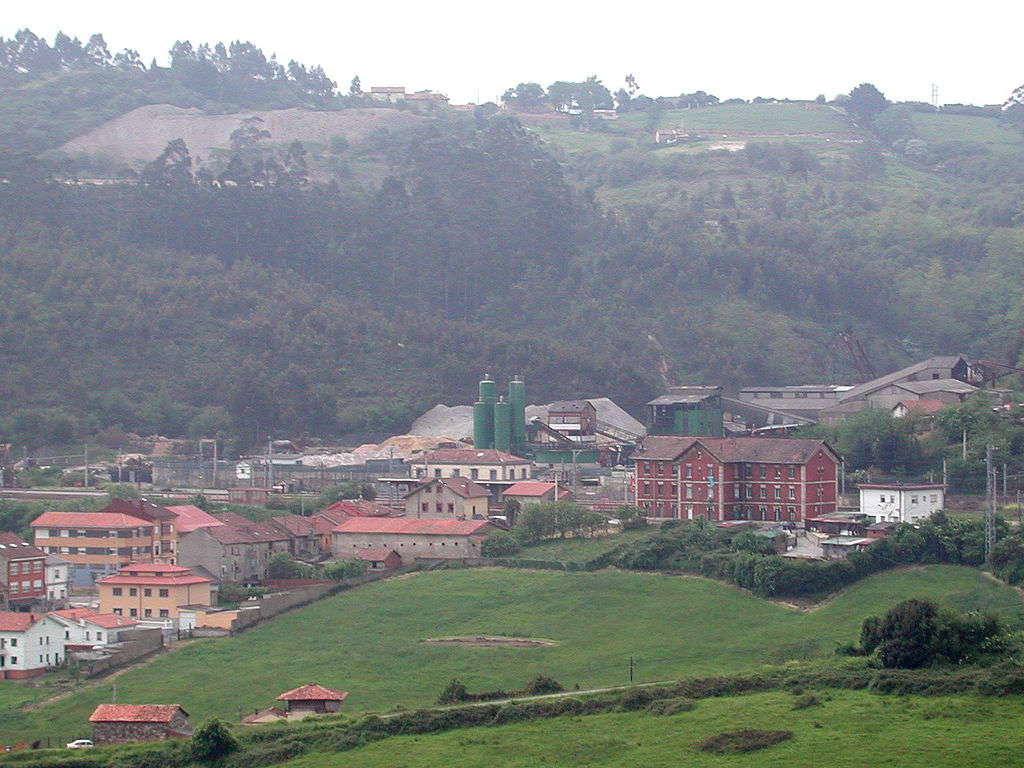 Vista de Villabona a través del valle del río Frade