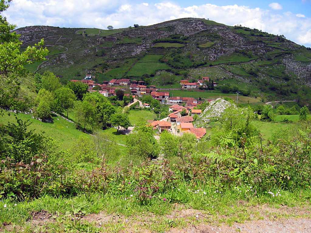 Yernes, Asturias, encasillado en la Peña Pando/Corrada:: Desde la senda al Pico Lloral