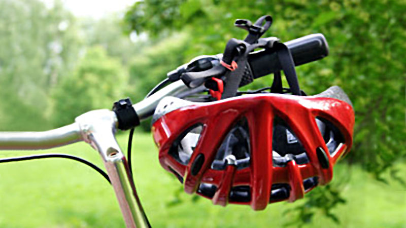 Casco de bicicleta sobre manillar