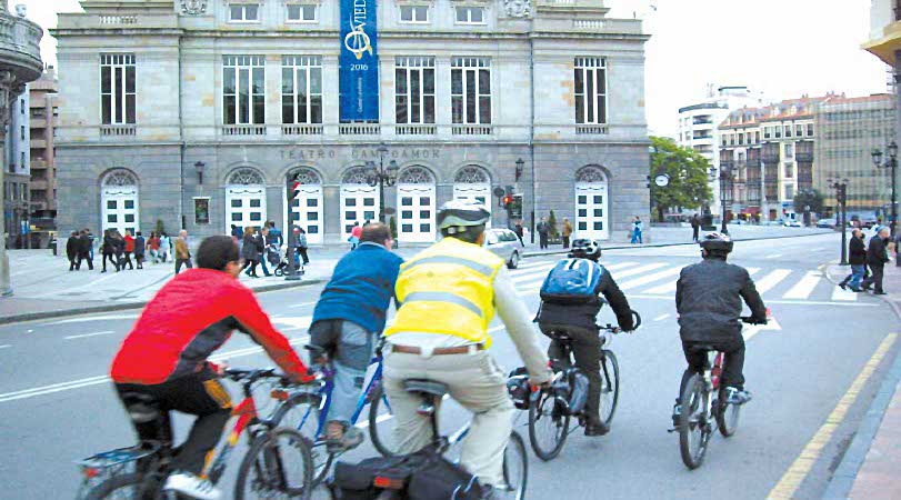 Ciclistas en la Masa Crítica de Oviedo