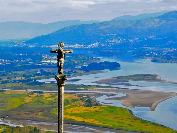 Cruceiro Monte de Santa Tegra y desembocadura do Miño, Galiza