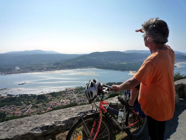 Cicloturista admirando la belleza desde Monte Santa Tecla