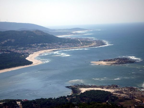 Desembocadura del río Miño con vistas a Moledo y la Isla del Fuerte Da Insua