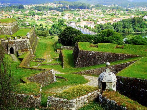 Tui, vista desde la el Monte de Bom Jesús, con la muralla de Valença do Miño