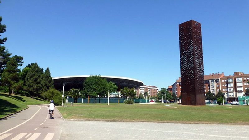Parque de Moreda, Gijón :: carril bici y torre de la memoria