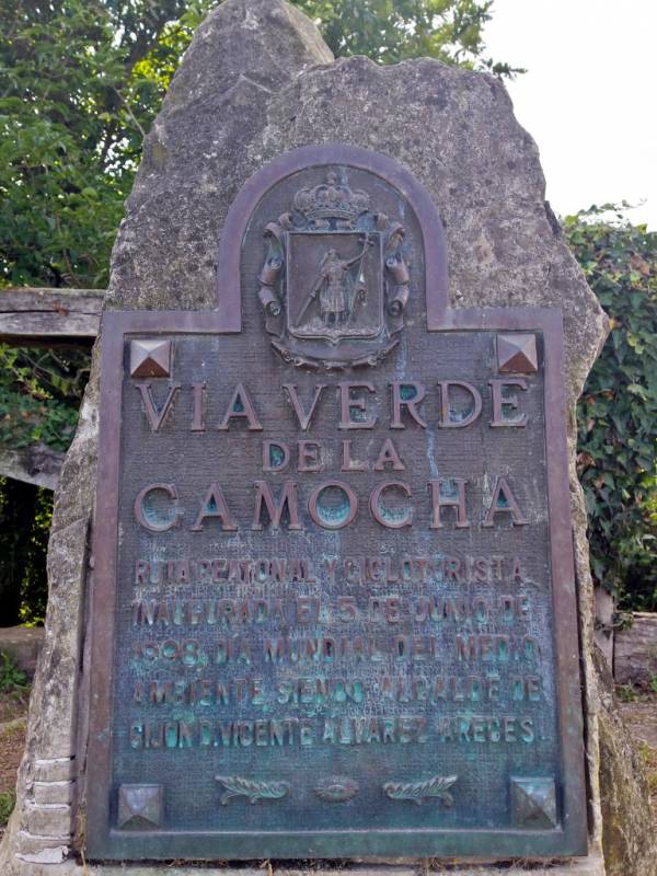 Placa de inauguración de la senda de La Camocha, cercana al túnel de Carbonera