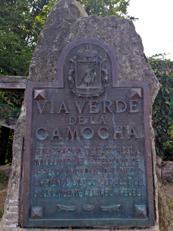 Placa de inauguración en Senda de La Camocha