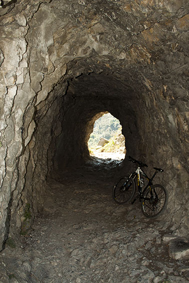 Túnel al final del desfiladero