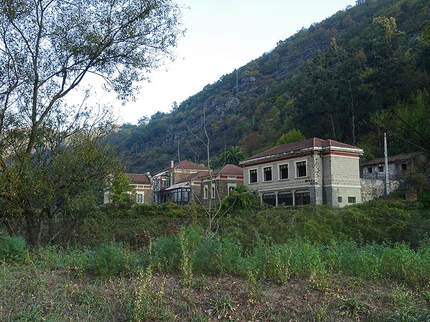 Abandonado hospital minero de Bustiello