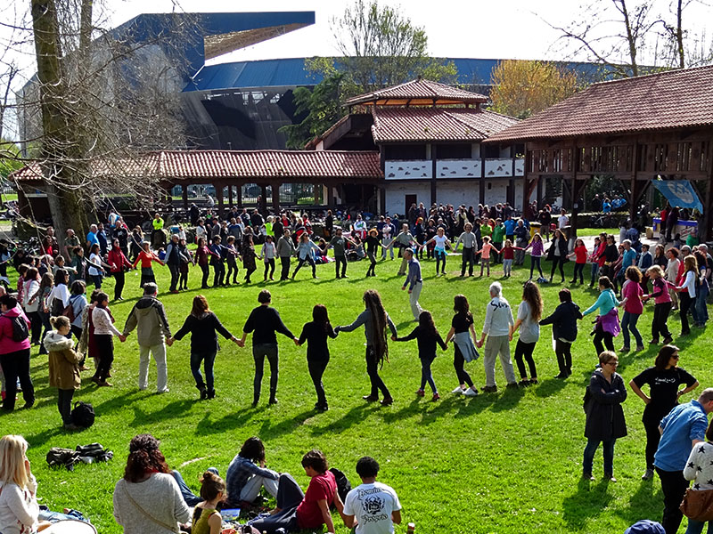 Danzando en el Pueblo de Asturias