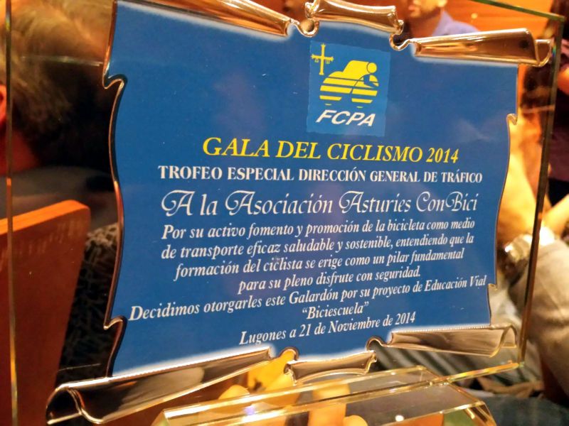 gala-fcpa-2014-placa-premio-biciescuela