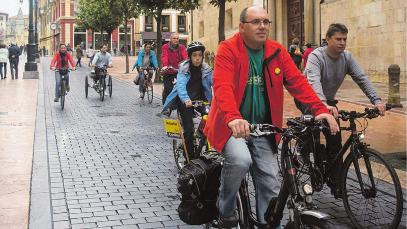 Varios miembros de Asturies Con Bici y de Ciclojuristas, el pasado miércoles, en la calle San Francisco de Oviedo