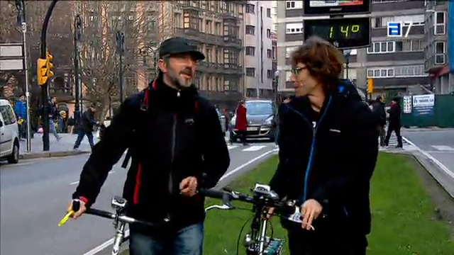 Carlos y Santi dan una vuelta en bicicleta analizando la calidad ambiental y problemas de Gijón