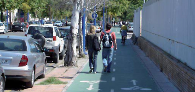 Fig.3: El conficto ciclista-viandante está servido, mientras que el aparcamiento ilegal se mantiene